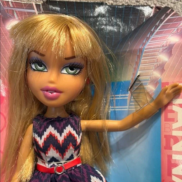 Bratz Fianna Doll - 2012 - Picture 4 of 15